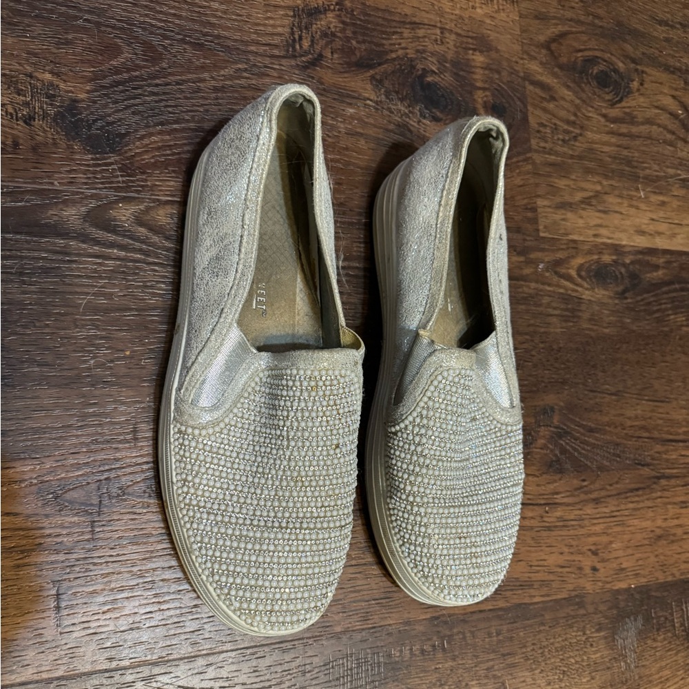 Sketchers Woman’s 71/2 Silver Slip On Shoes